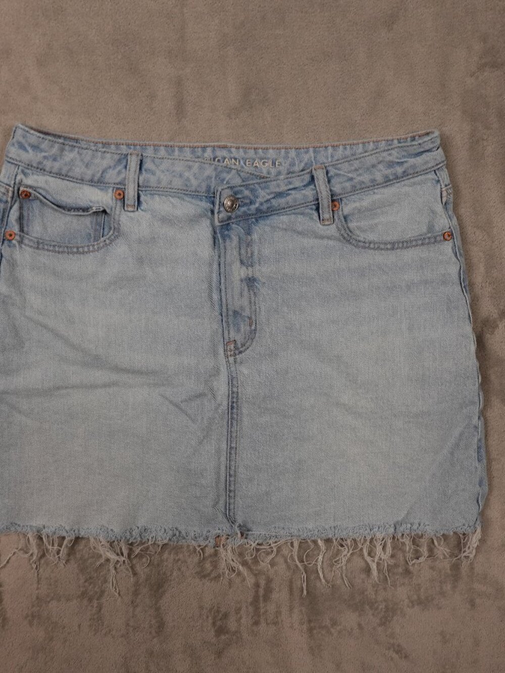 Americanโ Eagle Perfect Mini Denim Skirt Womenโs Size 16 Light Wash Frayed Hem
